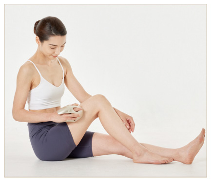 レセルボディをふくらはぎに当てる女性